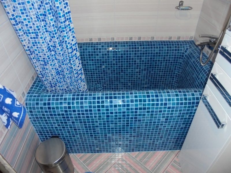 Дизайн ванной комнаты с туалетом с мозаикой