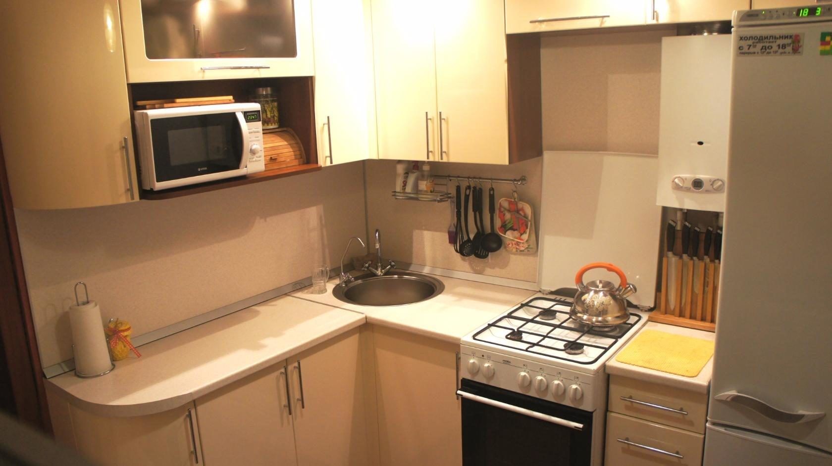 Кухня в хрущевке 5 кв м с холодильником и газовой плитой дизайн фото