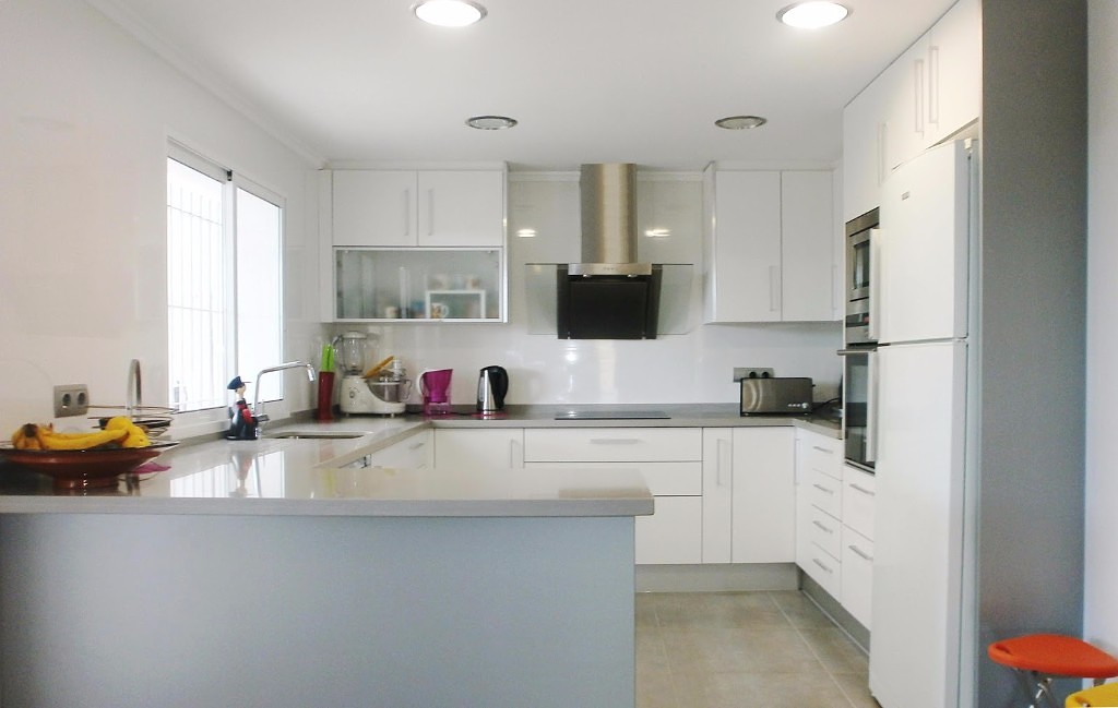 Белая кухня с серой столешницей 31 фото идеи дизайна для глянцевой светлой кухни Достоинства и недостатки