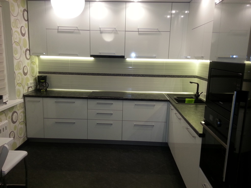 Белая кухня с черной столешницей 38 фото сочетание светлого кухонного гарнитура с темной столешницей в интерьере Варианты дизайна бежевой и глянцевой кухонь