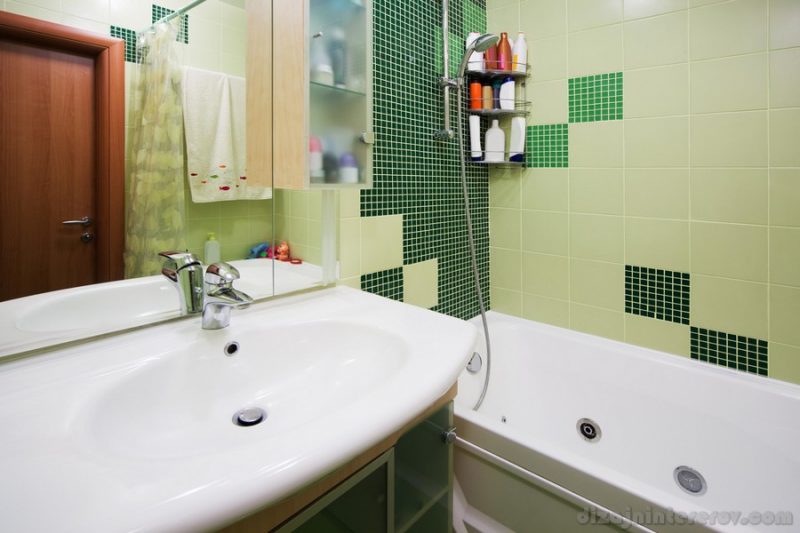 Fashionable green bathroom in a modern apartment