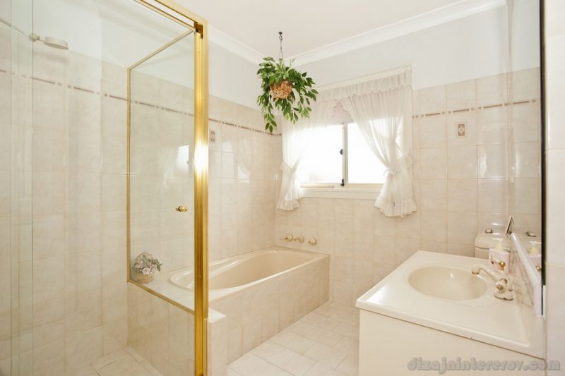 white stylish modern decor bathoom