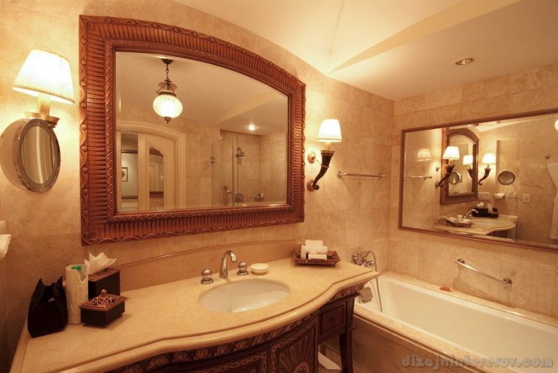 A lovely modern bathroom with mirror