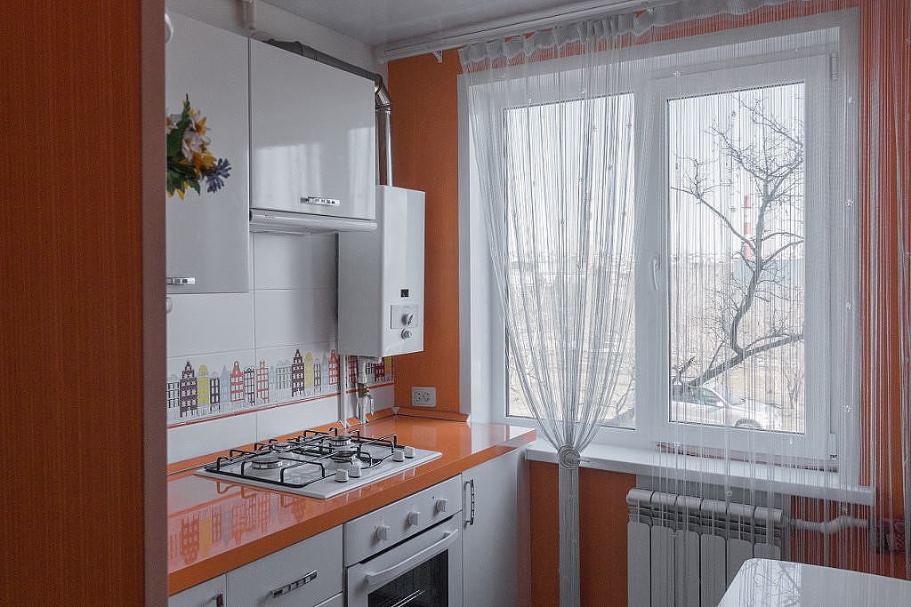 Окно на кухне: 80+ реальных фото примеров