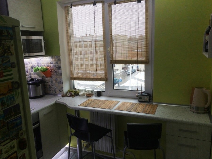 Идеи оформления окна на кухне: реальные фото примеры