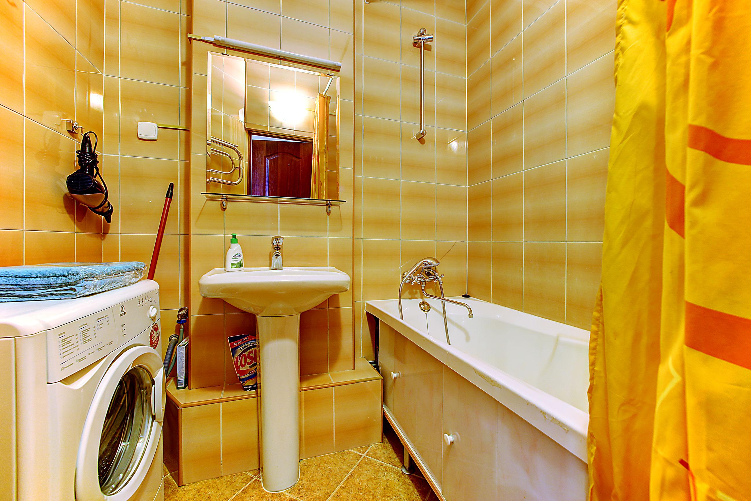 Бело желтая ванная комната реальные фото