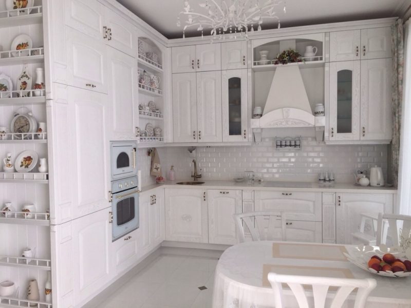 Варианты дизайна белого фартука на кухне: 100+ реальных фото примеров