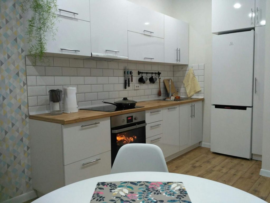 Белая кухня и цветной фартук