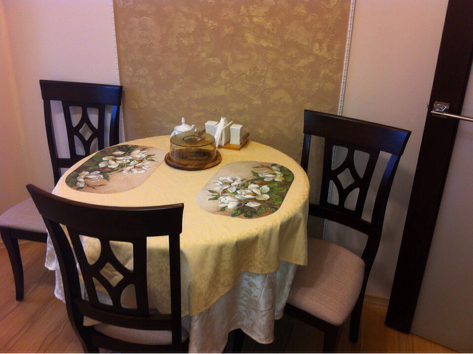 Круглый стол для кухни: рекомендации по выбору и 120+ реальных фото примеров