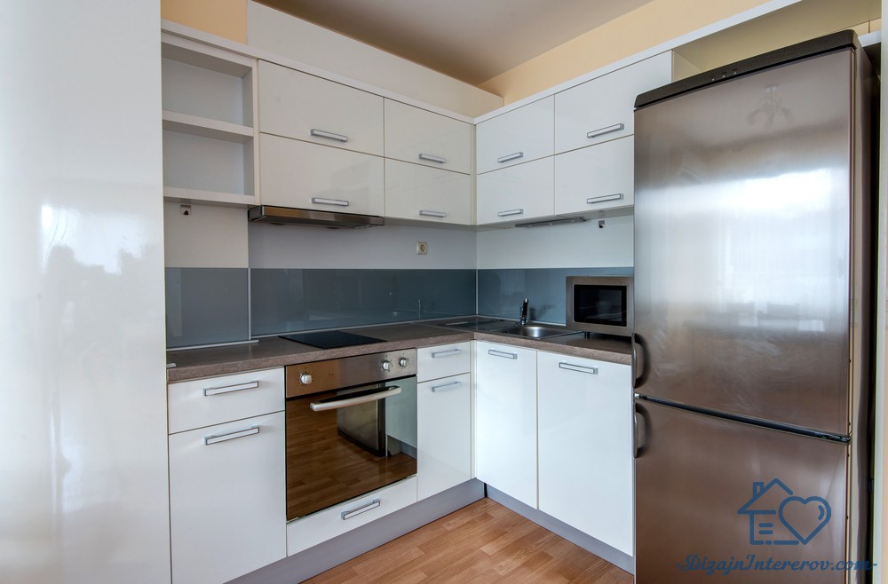 Куда поставить холодильник на маленькой кухне: варианты размещения и 100+ реальных фото примеров