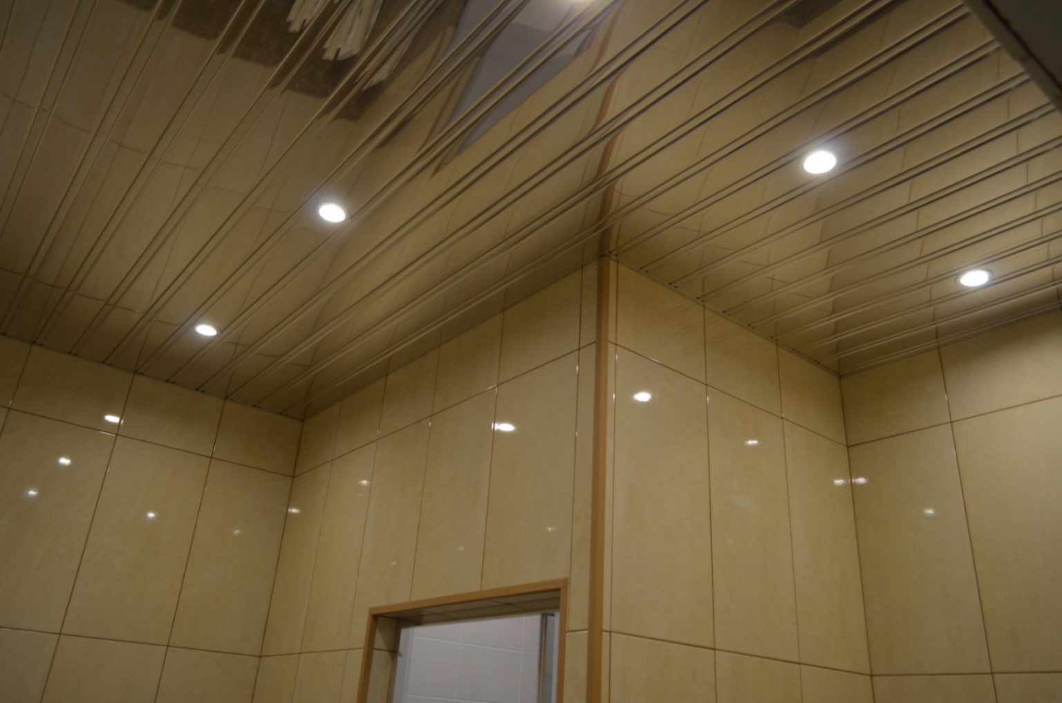 Потолок реечный в ванную фото