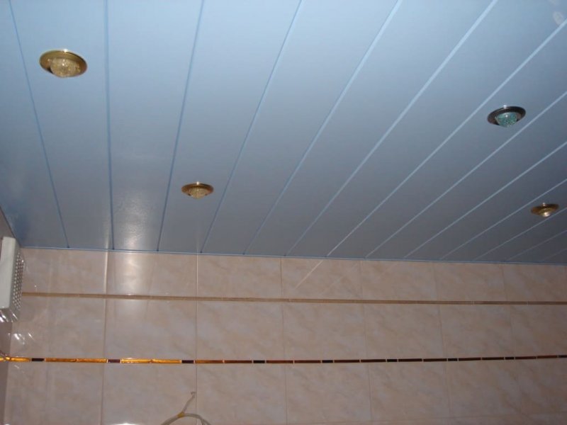 Реечный потолок в ванной комнате (100+ реальных фото примеров)