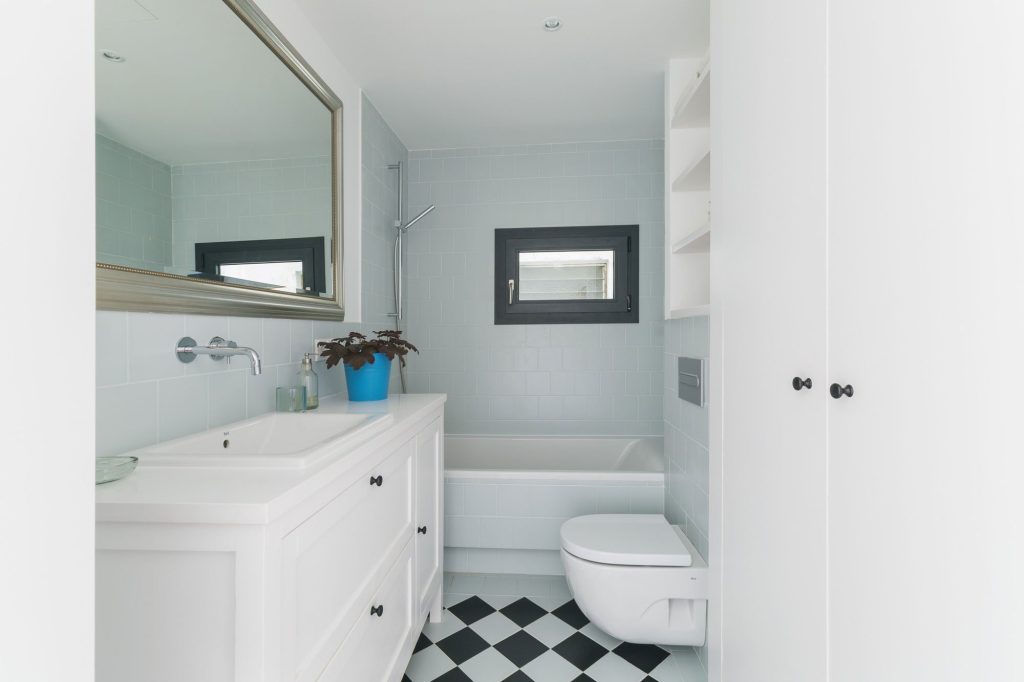 Дизайн узкой ванной комнаты: 120+ реальных фото примеров, полезные решение и советы дизайнеров